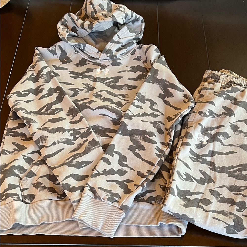 Boys Under Armour gray printed sweatsuit size large